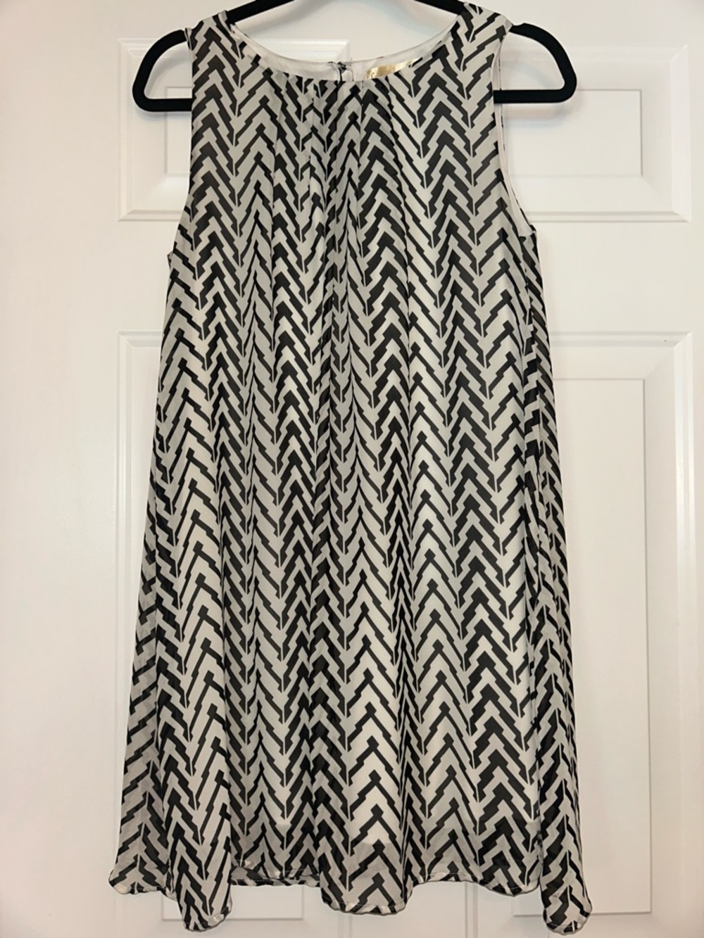 Francesca’s Chevron Sleeveless Shift Dress S Black White A-Line  
Loose Lined